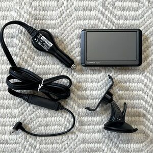 Garmin Nuvi 265W 4.3" Touchscreen Automotive GPS with car connector